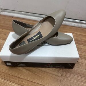 Easy spirit biege women shoes size 8.5 looks like new